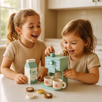 Deux sœurs jouant ensemble avec un set de machine à café en bois pour dinette, moment de partage et imagination