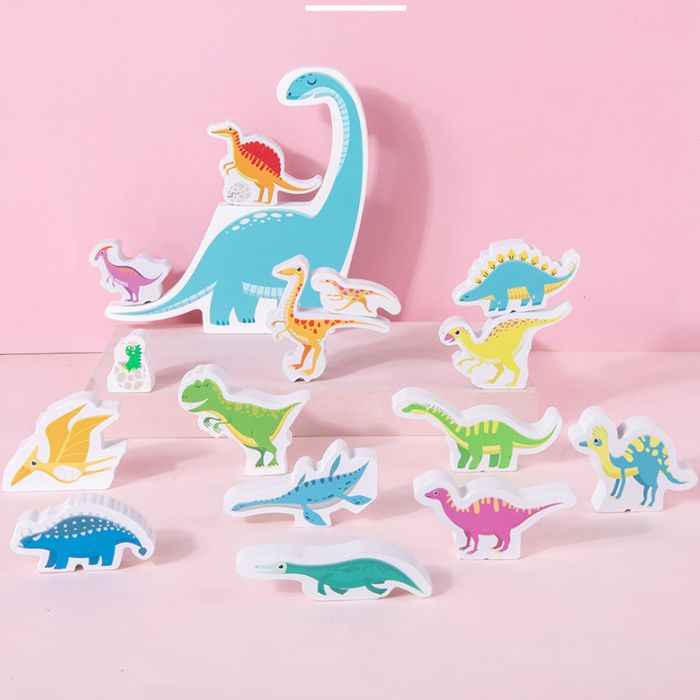 petit garçon de 3 ans qui joue avec dinosaure jouet et jouet dinosaure voiture dinosaure jeu de construction en bois jouets dinosaures