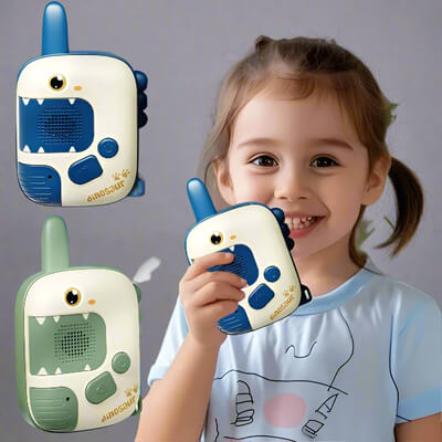 Fillette tenant un talkie walkie enfant dinosaure jouet d'aventure