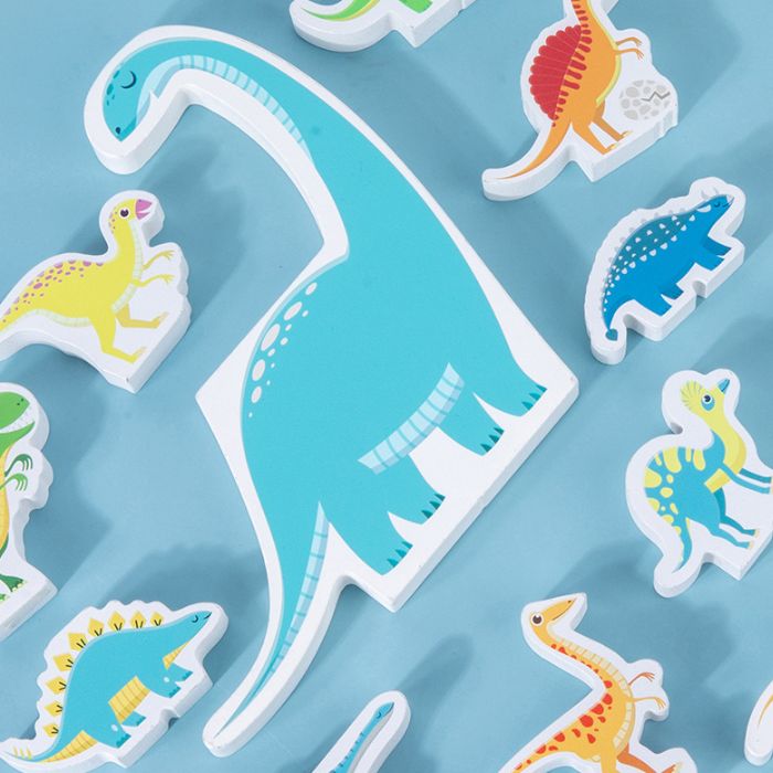 petit garçon de 3 ans qui joue avec dinosaure jouet et jouet dinosaure voiture dinosaure jeu de construction en bois jouets dinosaures