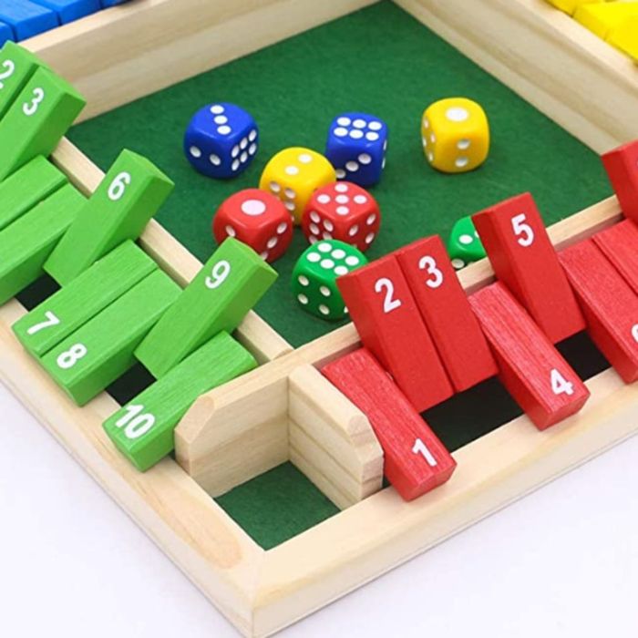 jeu de societe pour adulte en bois multicouleurs avec chiffre et dés moment entre amis et parents enfants