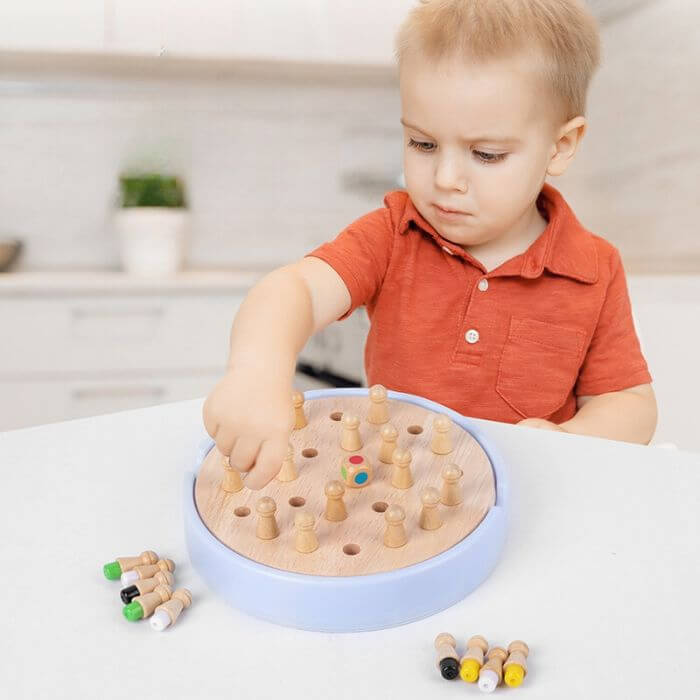 petit garçon qui joue au jeu de societe en bois jeu de societe jeu en bois enfant jeu bois