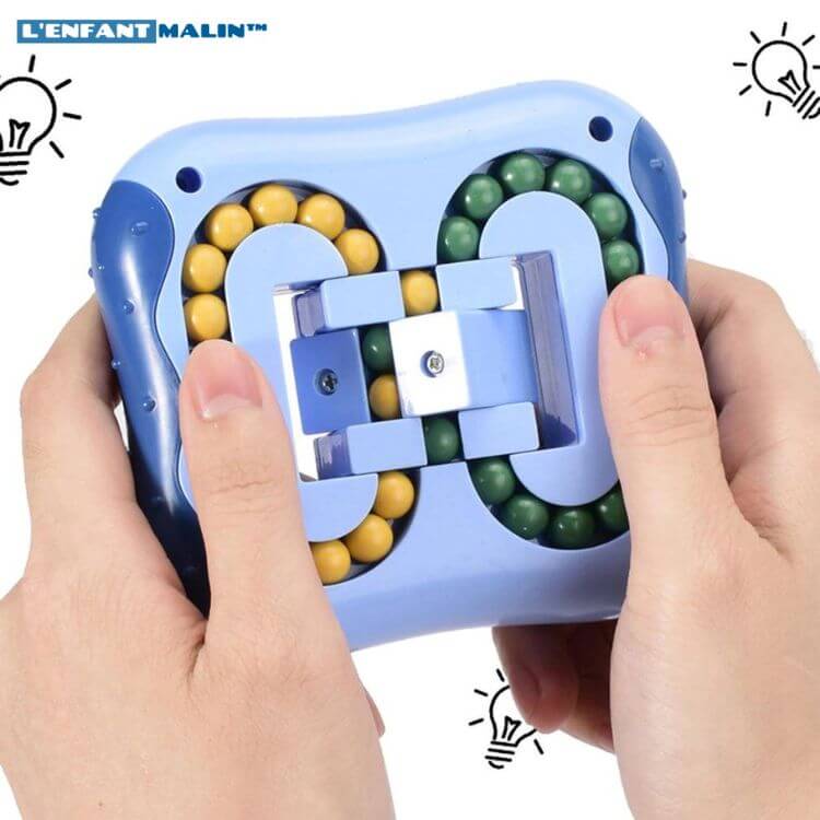 enfant qui joue avec son Fidgets toys casse tête anti-stress de couleur bleu pour enfants et adultes