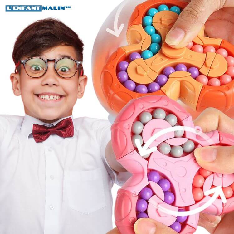 garçon de 10 ans qui joue avec son spinner fidget toys jouet anti stress et stratégique boutique l'enfant malin