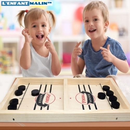 enfant qui jouent et s'amusent avec le jeu de societé en bois foosball hockey sport jeu de societé bois jeu de societé enfant de 4 ans jeu de societé enfant de 5 ans