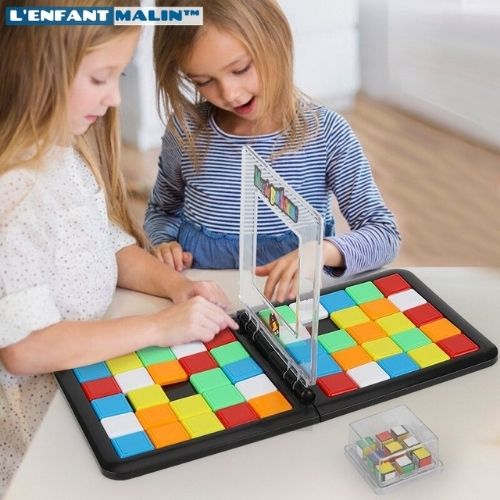 deux jeunes enfants qui jouent au jeu de société adulte jeu de société 8 ans jeu de société jeu éducatifs enfant malin boutique rubiks développement du cerveau memoire visuelle jeux éducatifs famille amis parents moment de partage ingéniosité parentalité jeu de stratégie et stimulation du cerveau