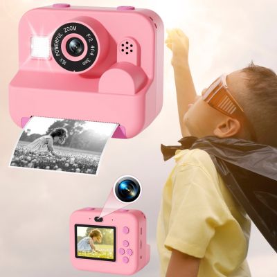 un enfant aux anges avec un appareil photo enfant