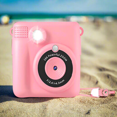 appareil photo instantané enfant utilisé à la plage pendant les vacances