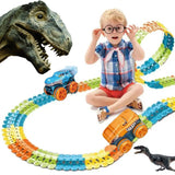 petit garçon avec son circuit dinosaure circuit voiture looping circuit voiture enfant et jouet dinosaure cadeau de noel 