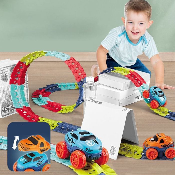 petit garçon qui joue avec un circuit voiture circuit voiture enfant cadeau de noel 