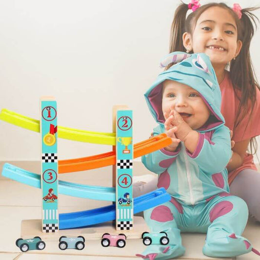 jeunes enfants qui joue au circuit voiture en bois montessori