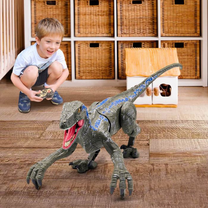 garçon de 4 ans qui joue avec son dinosaure jouet jouets dinosaures jouet dinosaure voiture dinosaure 