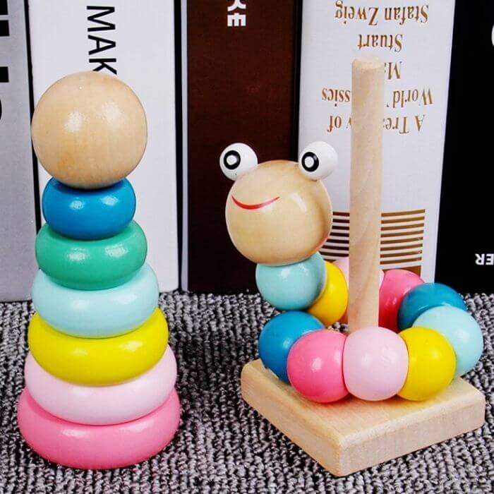 enfant heureux joue au jeu de construction en bois jouet de construction jeu de construction enfant jeu de construction en vois jeux de construction en bois jouet maison en bois jouets en bois jouet d'eveil en bois jouet educatif en bois jeux éducatifs boutique enfant malin