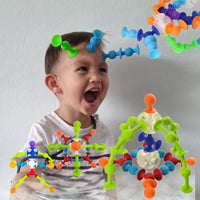 enfant jouant avec jeux construction coloré qui est un  jeu ventouse 