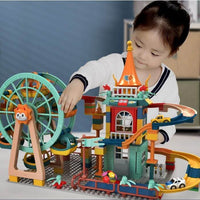 Petite fille de 3 ans qui joue avec son jeu de construction magnétique bloc de construction jeu magnétique