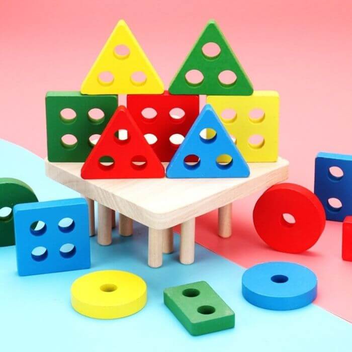 enfant heureux joue au jeu de construction en bois jouet de construction jeu de construction enfant jeu de construction en vois jeux de construction en bois jouet maison en bois jouets en bois jouet d'eveil en bois jouet educatif en bois jeux éducatifs boutique enfant malin