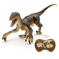 garçon de 4 ans qui joue avec son dinosaure jouet jouets dinosaures jouet dinosaure voiture dinosaure 