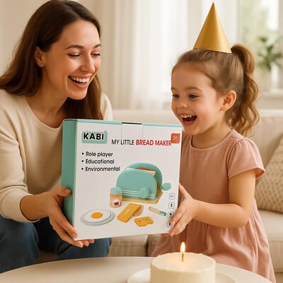 Maman offrant une dinette en bois à sa fille pour son anniversaire