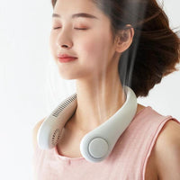 femme très à l'aise avec son ventilateur de cou pour adulte design moderne et ergonomique rechargeable en USB 