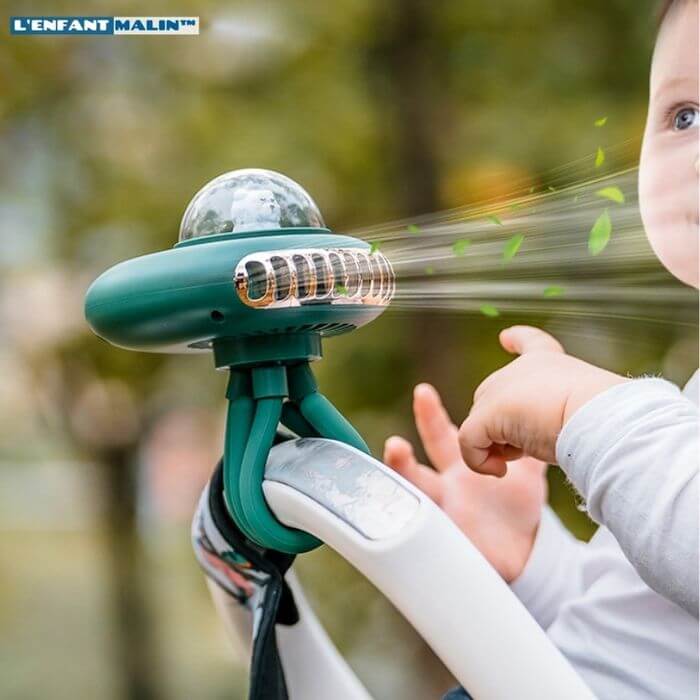 Enfant dans sa poussette avec un ventilateur portatif multisupport en toute sécurité. 