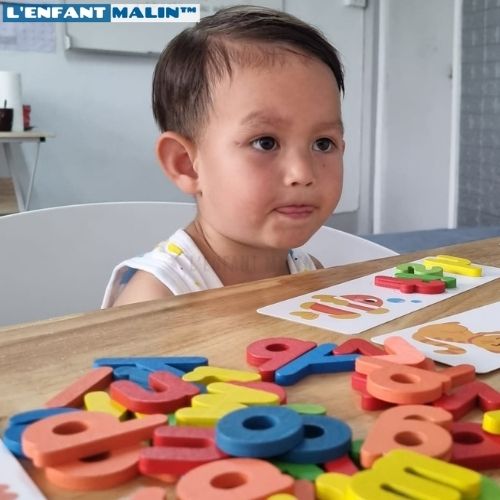 jeu éducatifs pour apprendre l anglais débutant pour les enfants avec des lettres en bois colorés alphabetisation parents enfants et des cartes avec des illustrations pour apprendre facilement l anglais avec l enfant malin collection anglais pour enfants