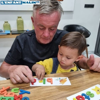 Grand parents qui joue avec son petit fils à un jeu éducatifs pour apprendre l anglais pour les enfants et les débutants des lettres colorés alphabet et des cartes avec des illustrations pour chaque mot pour apprendre l'anglais moment de partage parents enfants avec l enfant malin collection anglais pour enfants