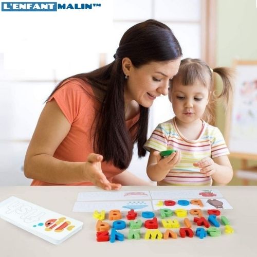 maman et sa fille qui joue à un jeu éducatifs pour apprendre l anglais facilement avec des lettre alphabet colorés et des cartes avec des illustrations c est un jeux éducatifs pour apprendre l'anglais débutant l enfant malin parents moments de partage collection anglais pour enfants