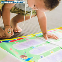 enfant qui joue avec le tapis de dessin à l’eau 100% sans traces et transportable partoutjeu créatifs jeux créatifs boutique l’enfant malin jeu éducatifs