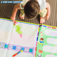 enfant qui joue avec le tapis de dessin à l’eau 100% sans traces et transportable partoutjeu créatifs jeux créatifs boutique l’enfant malin jeu éducatifs