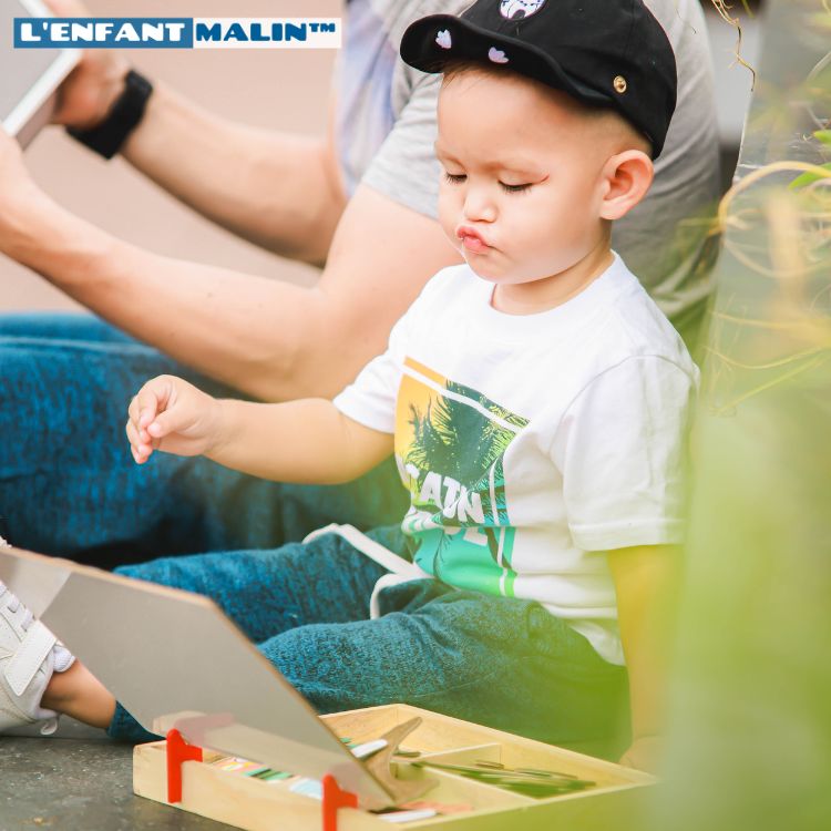 enfant qui joue en extérieur jeux créatifs jeu magnetique creabox boutique enfant malin