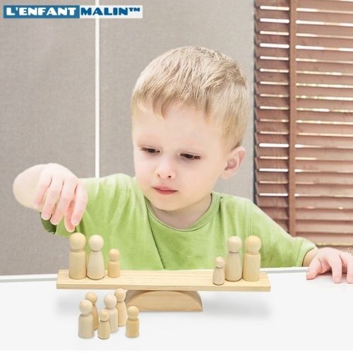 enfant qui joue avec balance éducative en bois jouets en bois jouet educatif en bois  jeux de construction en bois jeu bois jeu enfant en bois jouet de de construction jeu d’imitation boutique enfant malin jeu éducatifs jeu en bois éducatifs equilibre perception logique mathémathique stem balance