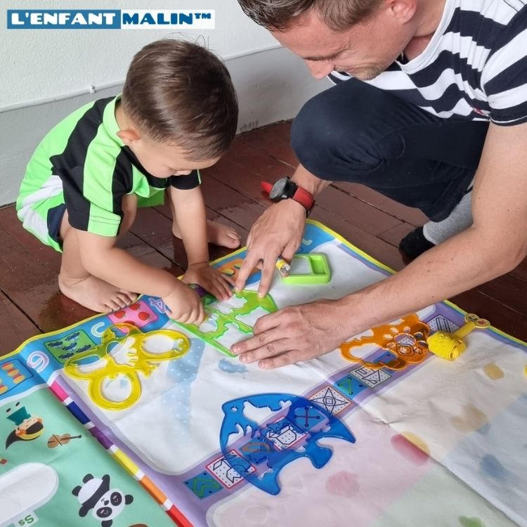 enfant qui joue avec le tapis de dessin à l’eau 100% sans traces et transportable partoutjeu créatifs jeux créatifs boutique l’enfant malin jeu éducatifs