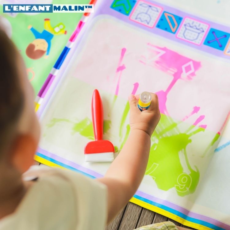enfant qui joue avec le tapis de dessin à l’eau 100% sans traces et transportable partoutjeu créatifs jeux créatifs boutique l’enfant malin jeu éducatifs