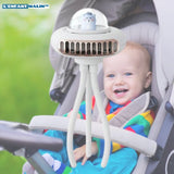 bébé très souriant dans la poussette et son ventilateur multi-support pour protéger bébé de la chaleur