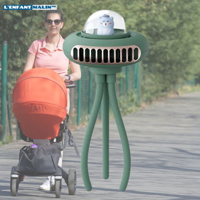 femme qui se balade avec la poussette et son ventilateur multi-support pour protéger bébé de la chaleur