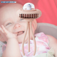 bébé très souriant dans sa poussette avec son ventilateur portatif multi-support de chez l'enfant malin